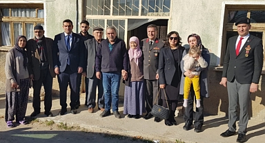 Başmakçı'da Şehidimizin Baba Ocağın'a İkmal Garnizon Komutanı Osman Alp ve Kumartaşlı'dan Ziyaret