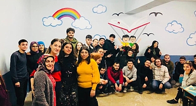 ÜNİVERSİTE ÖĞRENCİLERİ KÖY OKULUNU BOYADILAR