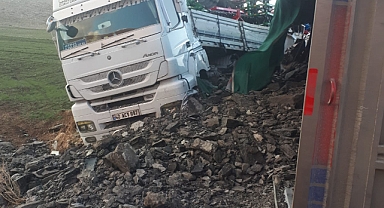 Dinar'da Kömür ve Tarım Aletleri Yüklü Tır'lar Kaza Yaptı