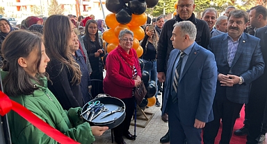 Dinar'da Saniye Kuaför Büyük Bir Kalabalıkla Açıldı
