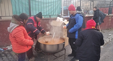 Dinar Acarlar Vagon Ekipleri Kahramanmaraş’ta depremzede vatandaşlarımıza yemek dağıttı