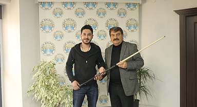 Belediye Başkanımız Nihat Sarı’dan Amerikan Bilardo Turnuvası birincisine ödül