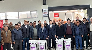 ÇİFTÇİLERİMİZE %75 HİBELİ KARA BUĞDAY TOHUMU DAĞITILDI