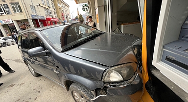Dinar'da Otomobil Vakıf Bankasının İçine Girdi