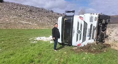 Dinar Karabedir Mevkiinde TIR devrildi