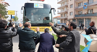 Çay milletvekilini bağrına bastı