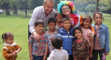 Olgun çocuklar gibi şendi…