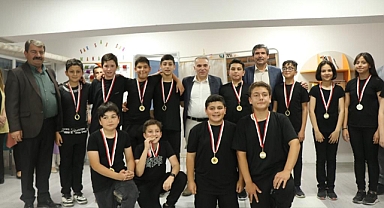 Ögrencilerimizle Bilim ve İnsan Konulu tiyatroyu izledik