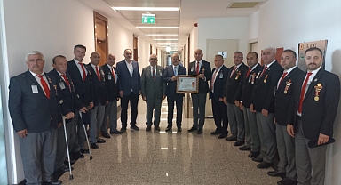 ŞEHİT AİLELERİNDEN TAYTAK’A TEŞEKKÜR PLAKETİ