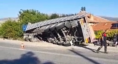 Akçaköy'de Tır'dan Düşen Saman Balyası