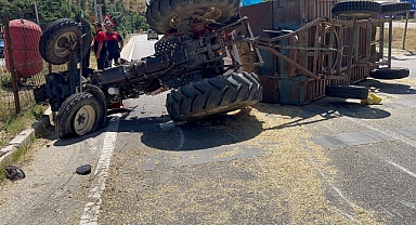 Dinar'da Saman Yüklü Traktör Devrildi