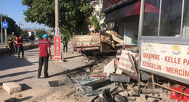 Freni Patlayan Kamyonet 3 Araca 3 İşyerine Çarptı