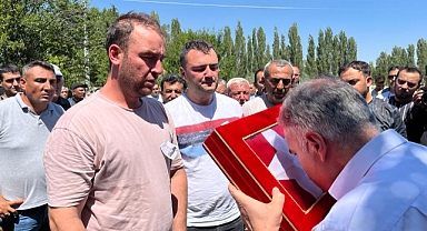 KAYMAKAM DURU EMEKLİ ASTSUBAY’IN CENAZE TÖRENİNE KATILDI