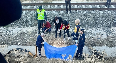 Dinar Tugaylı Köyü Mevkiinde Tren ile Traktör Çarpıştı