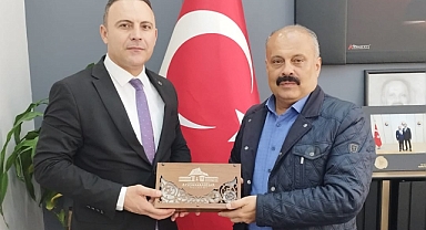 Valimiz Kübra Güran Yiğitbaşı’ndan DİTSO Yönetim Kurulu Başkanı Veli Özcan’a hediye paketi 