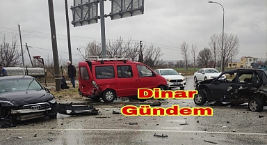 Dinar IYAŞ Kavşağında Yine Kaza: 3 Araç Birbirine Girdi