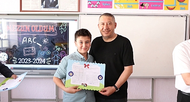 Dinar Belediye Başkanımız Veysel Topçu İlkokul Öğrencilerinin Karne Sevincine Ortak oldu