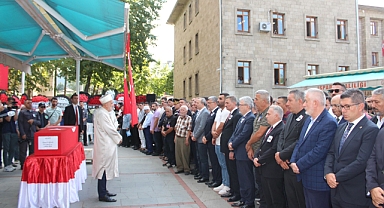 KAYMAKAM DURU ŞEHİDİMİZİN CENAZE TÖRENİNE KATILDI.