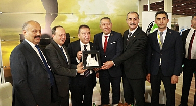 Dinar Belediye Başkanı Veysel Topçu, YÖREX 13. Yöresel Ürünler Fuarı’na Katıldı