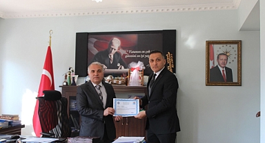 KAYMAKAM DURU’DAN İLÇE TARIM MÜDÜRLÜĞÜ PERSONELİ BAŞARI BELGESİ