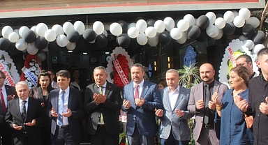KAYMAKAM DURU LÜKS KARADENİZ PASTANESİNİN AÇILIŞINA KATILDI.