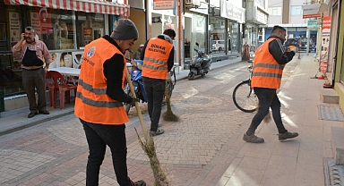 “Dinar’da Temiz Çevre İçin Seferberlik: Çarşı Merkezinde Kapsamlı Temizlik Çalışması”