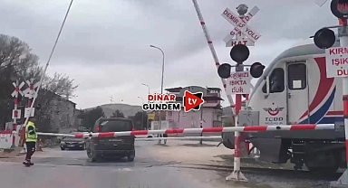 Dinar'da Facianın Eşiğinden Dönüldü: Tren Bariyerler Arasında Kalan Araca Çarpmadan Durdu!