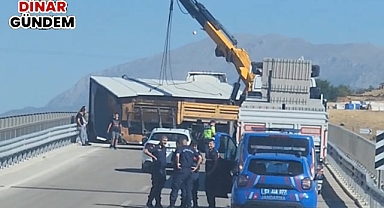 Dinar–Çivril Yolunda TIR Devrildi: Yol Trafiğe Kapandı