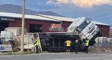 Dinar Tatarlı Girişinde Tır Devrildi!