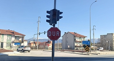 Dazkırı’da Trafik Işıkları Bir Haftadır Çalışmıyor İddiası