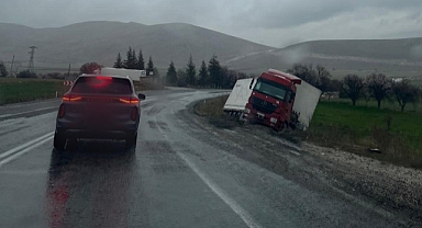 Karabedir Köyü Mevkiinde Tır Şarampole Girdi