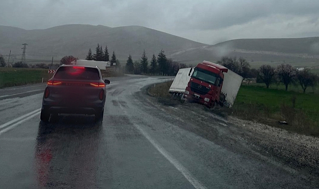 Karabedir Köyü Mevkiinde Tır Şarampole Girdi