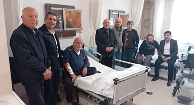 AK Parti Dinar İlçe Yönetim Kurulu Üyeleri Gazeteci Ramazan Gürbüz'ü Ziyaret Etti