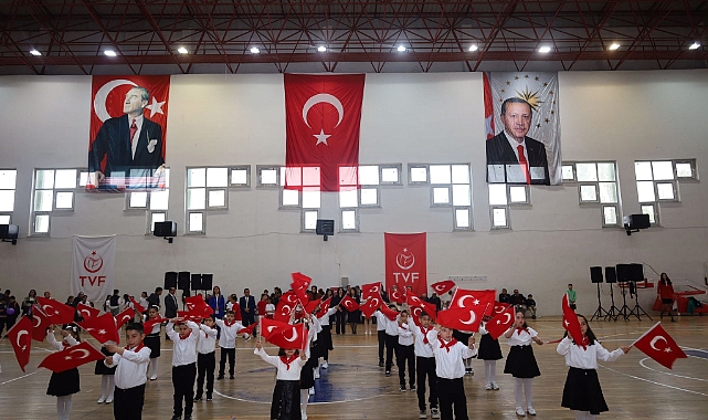 Dinar’da 23 Nisan Coşkusu Kapalı Spor Salonu’nda Zirveye Ulaştı